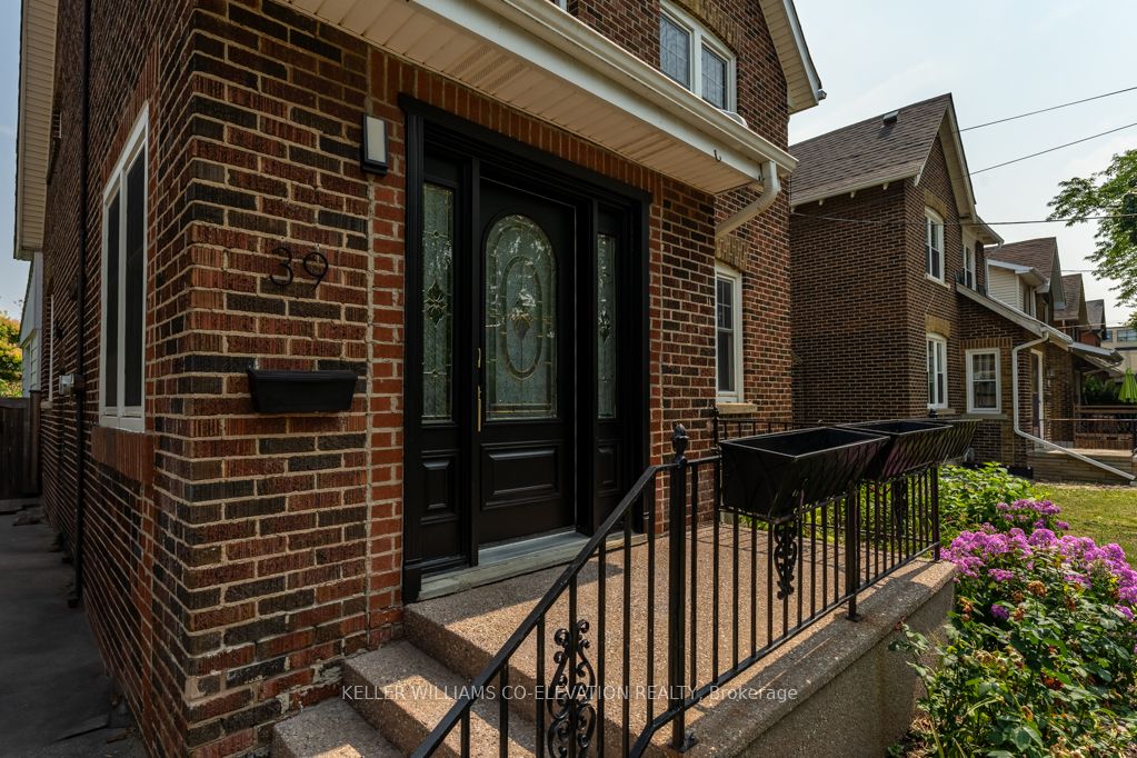 39 Court Street N