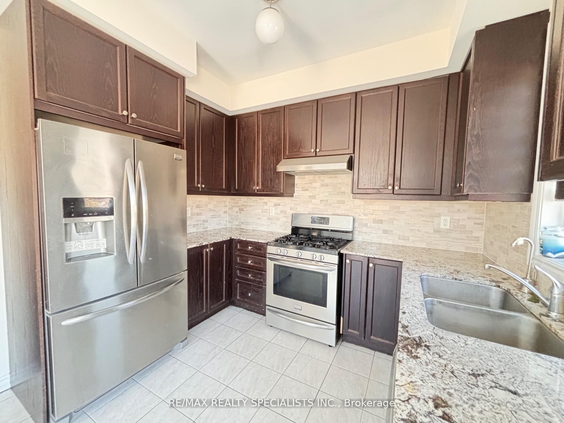 10 Porter Avenue W 53