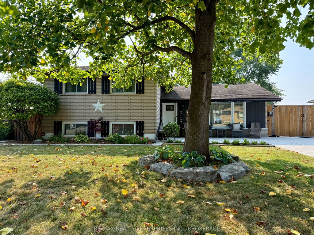 Photo of 20 Karen Crescent, Grimsby, ON L3M 2E4 (MLS # X12587942)