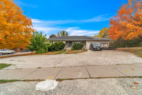 Photo of 1025 Davis Drive, Newmarket, ON L3Y 2R8 (MLS # N12472645)