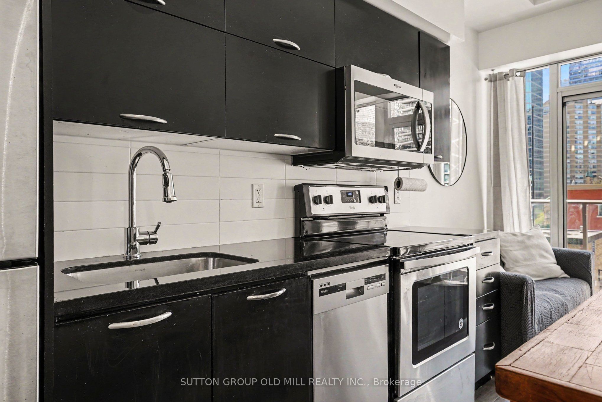 126 Simcoe Street 713