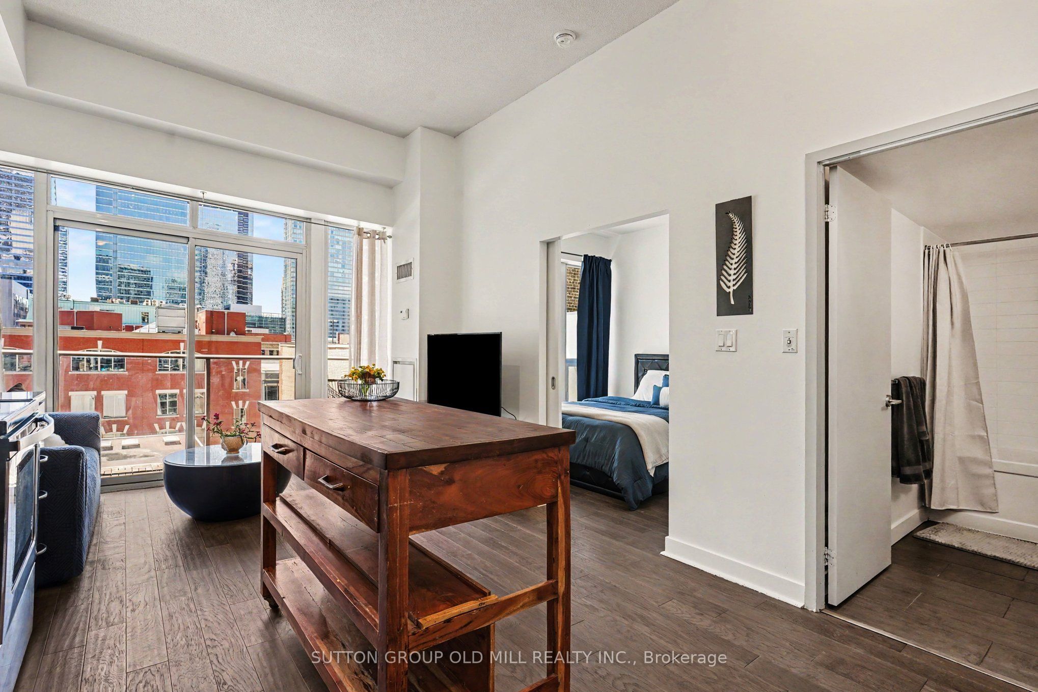 126 Simcoe Street 713