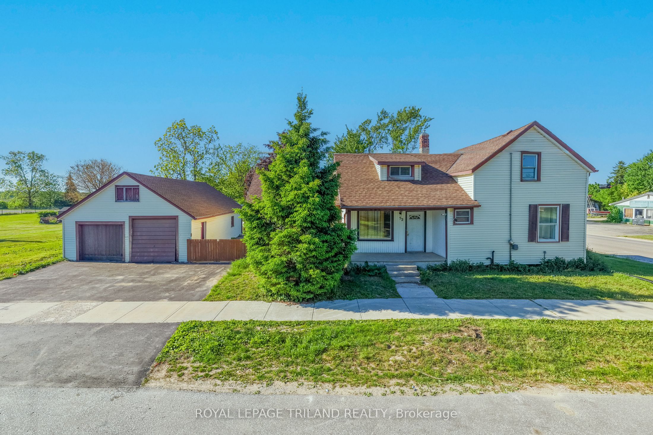 Photo 1 of 35 — 52 Nelson Street, Lambton Shores, ON N0M 2N0