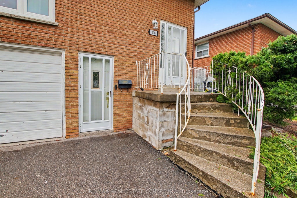 Photo of 396 Pinemeadow Avenue, Mississauga, ON L5B 2J9 (MLS # W13481902)