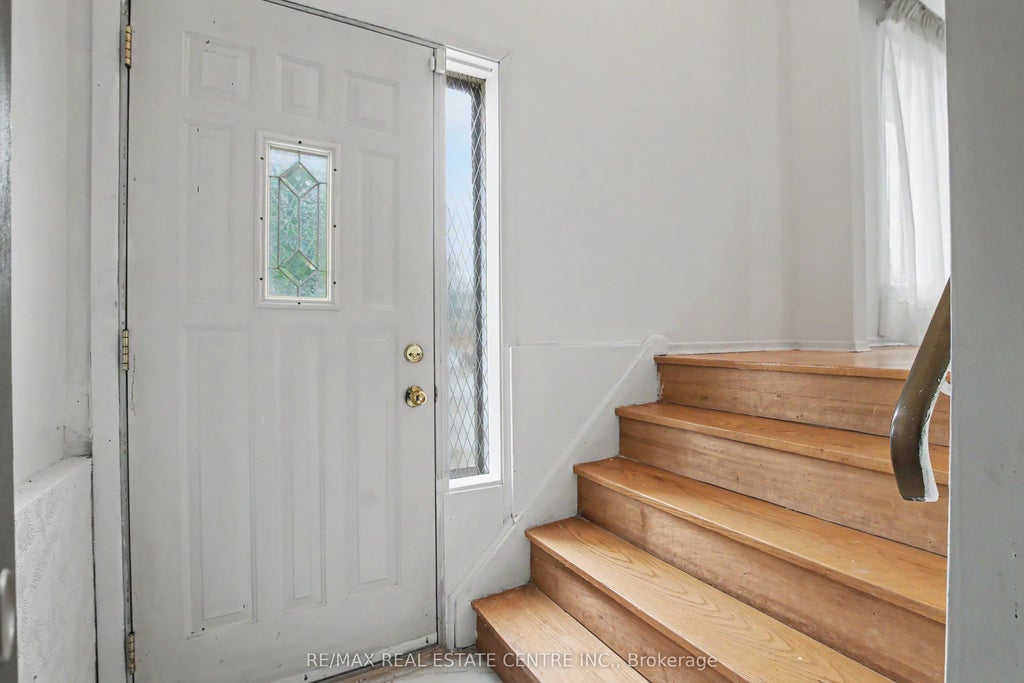 Photo of 396 Pinemeadow Avenue, Mississauga, ON L5B 2J9 (MLS # W13481902)