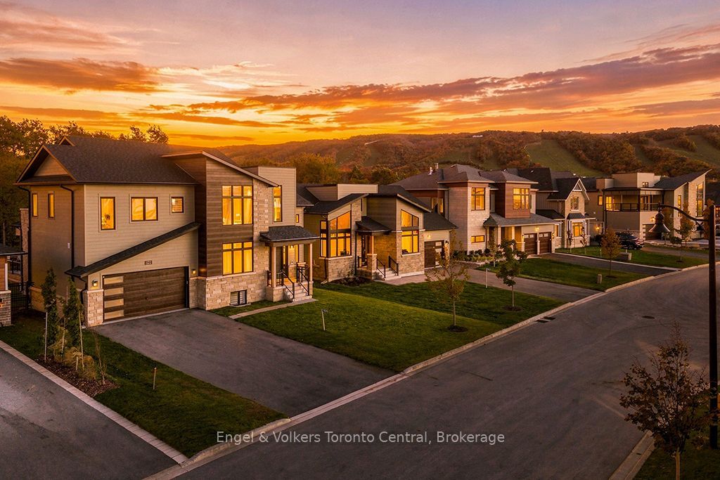 Photo of 125 Stoneleigh Drive, Blue Mountains, ON L9Y 4X5 (MLS # X13885738)