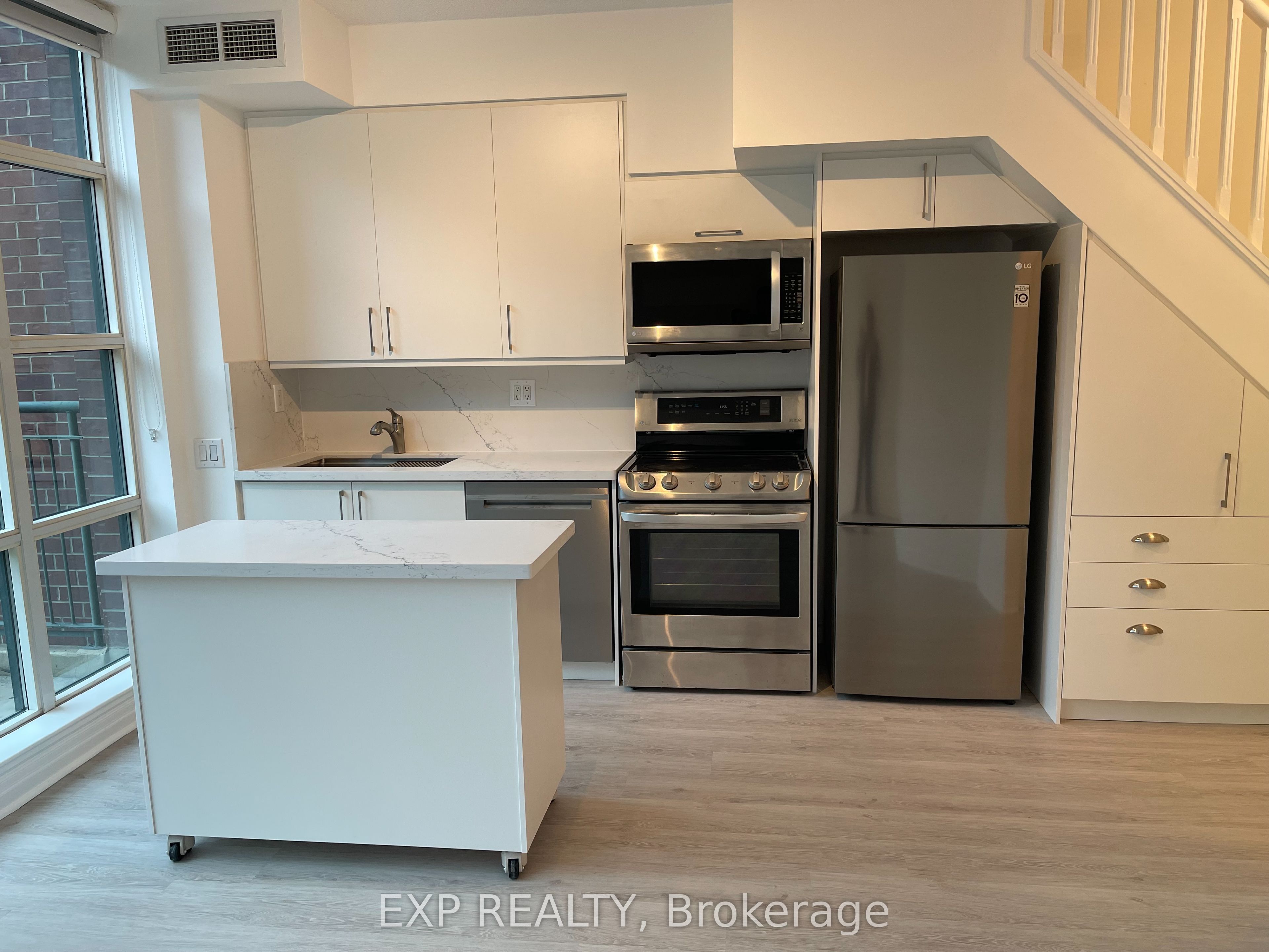 901 Queen Street W 227