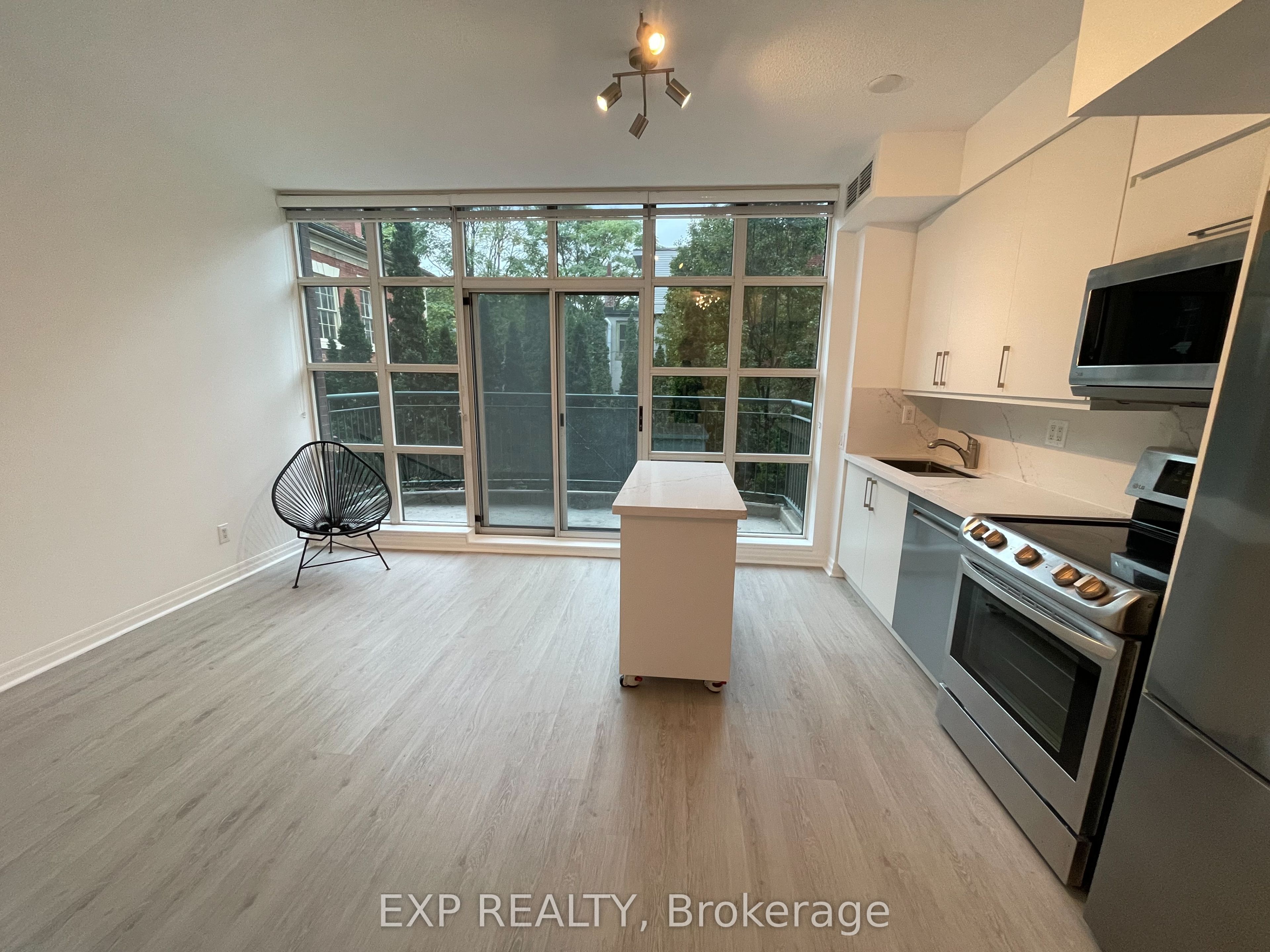 901 Queen Street W 227