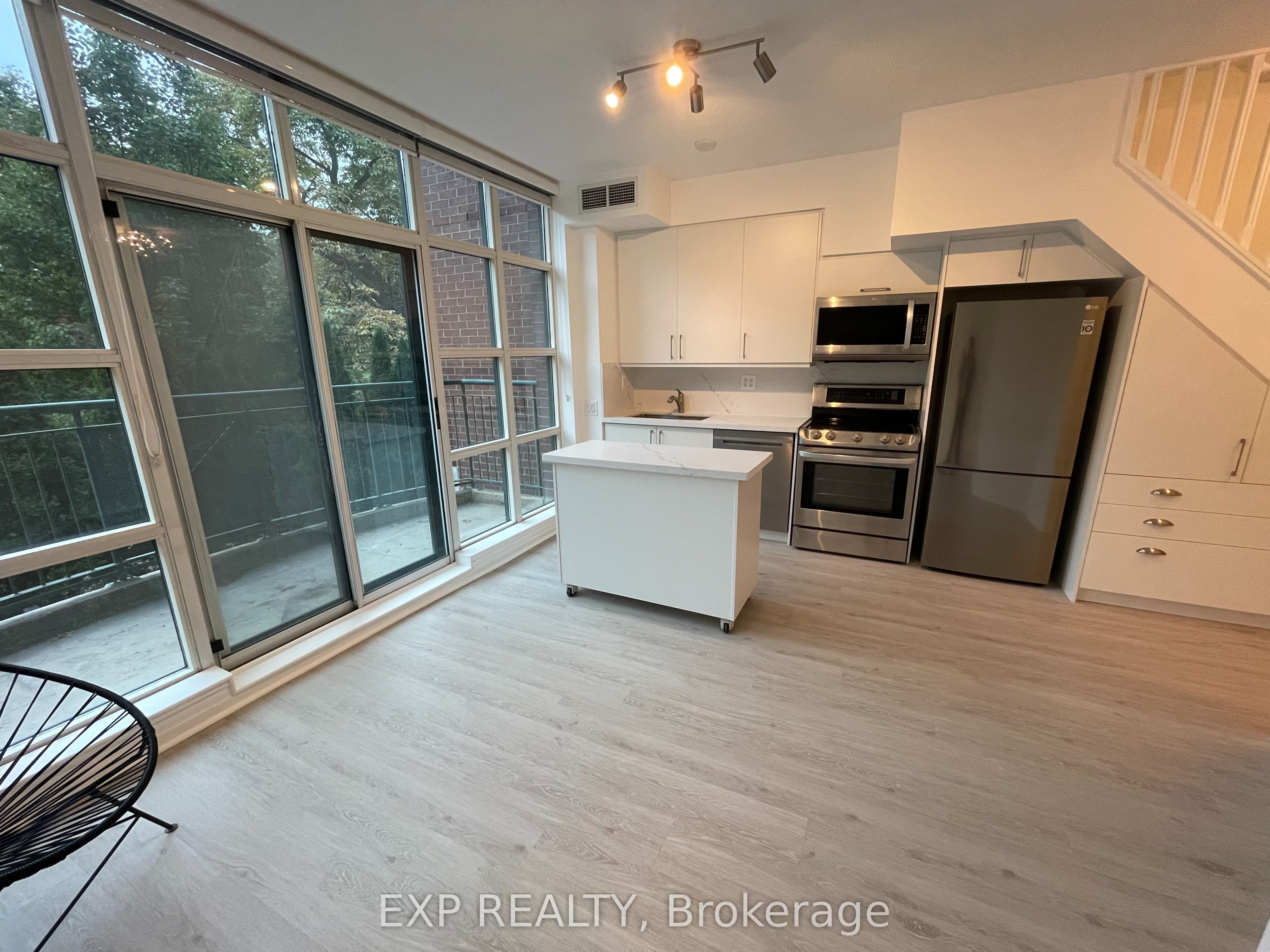 901 Queen Street W 227