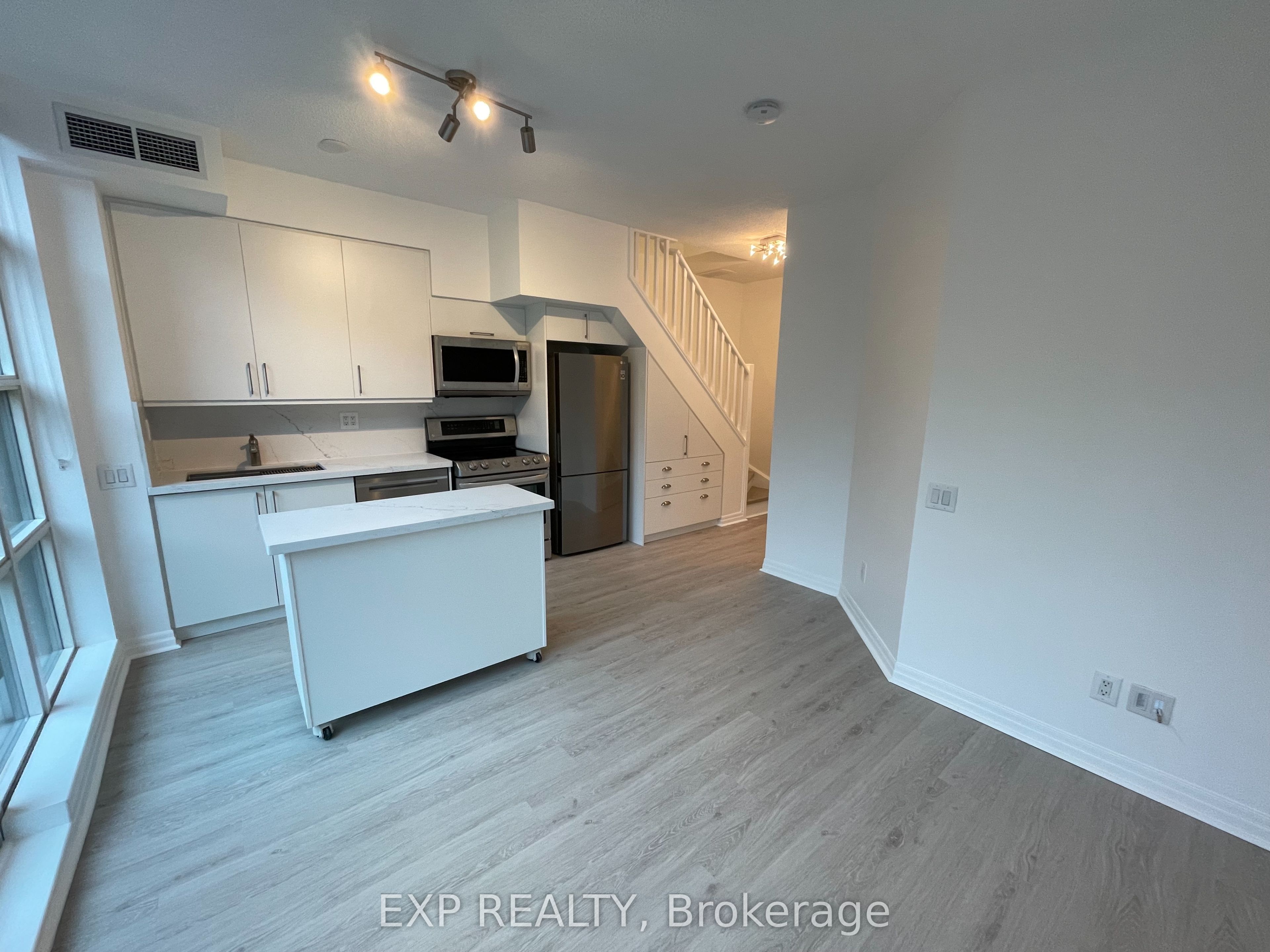 901 Queen Street W 227