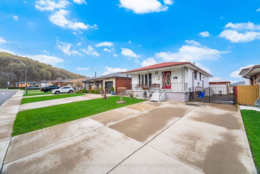 Photo of 31 Summercrest Drive, Hamilton, ON L8K 6G5 (MLS # X13117968)