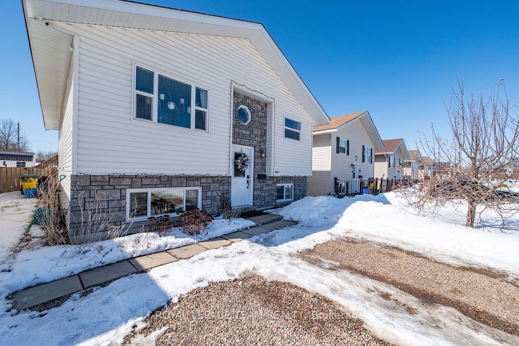 Photo of 264 Mckenzie Street E, Pembroke, ON K8A 3V7 (MLS # X12933610)