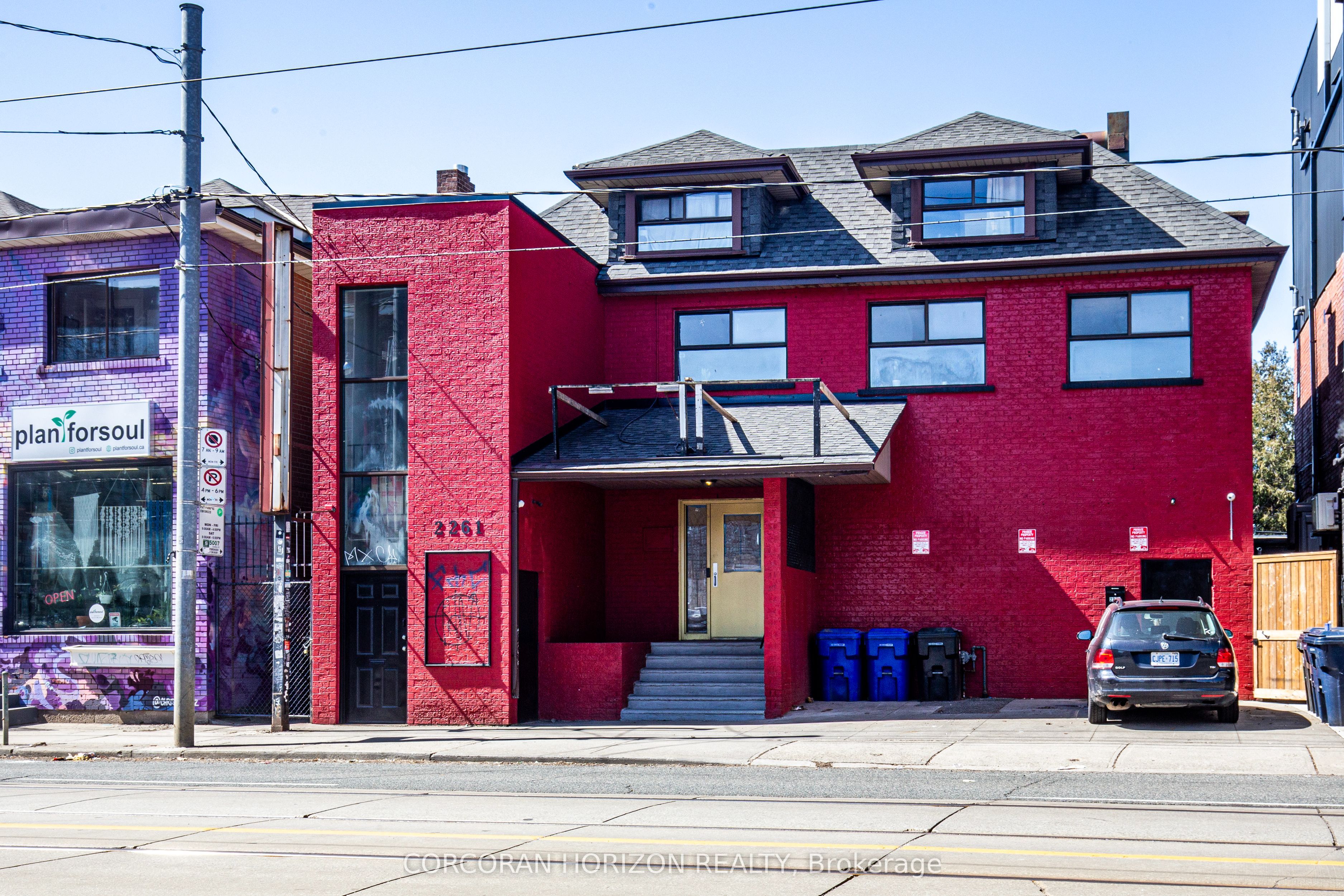 2261 Dundas Street W