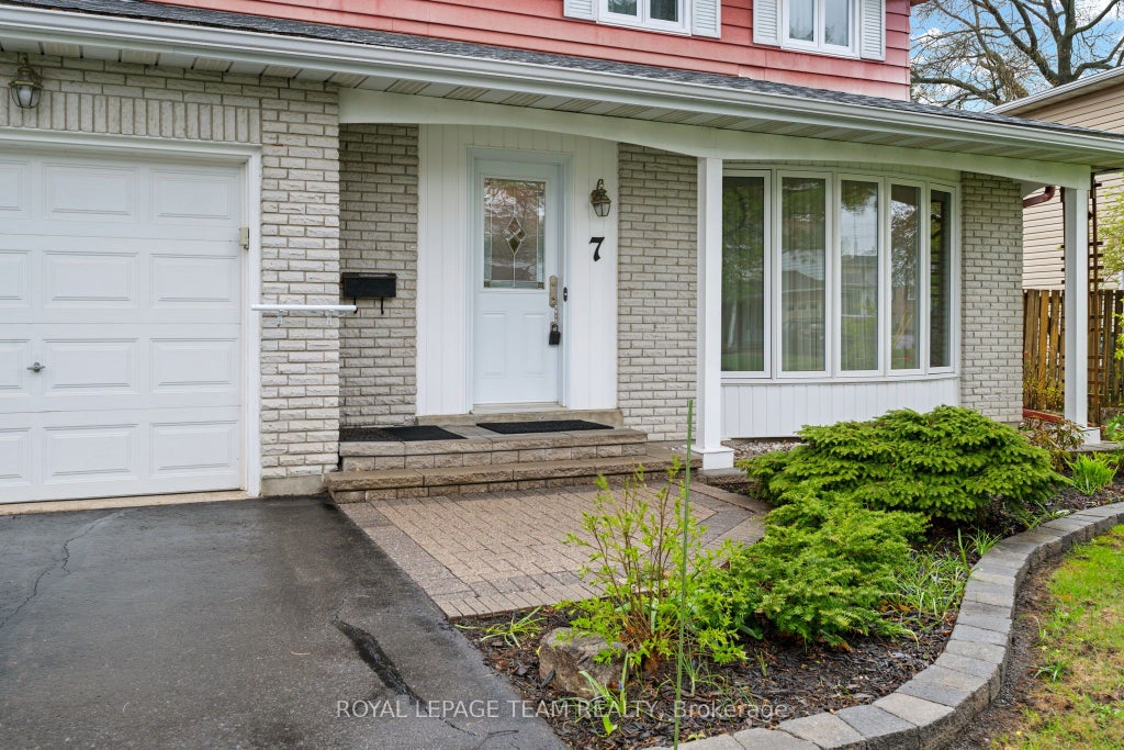 Photo of 7 Centrepark Drive, Blackburn Hamlet, ON K1B 3C2 (MLS # X13771360)