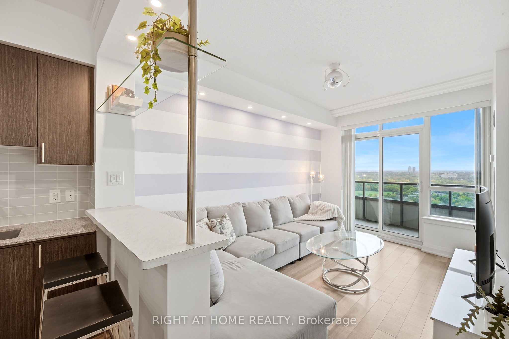 7171 Yonge Street 1702