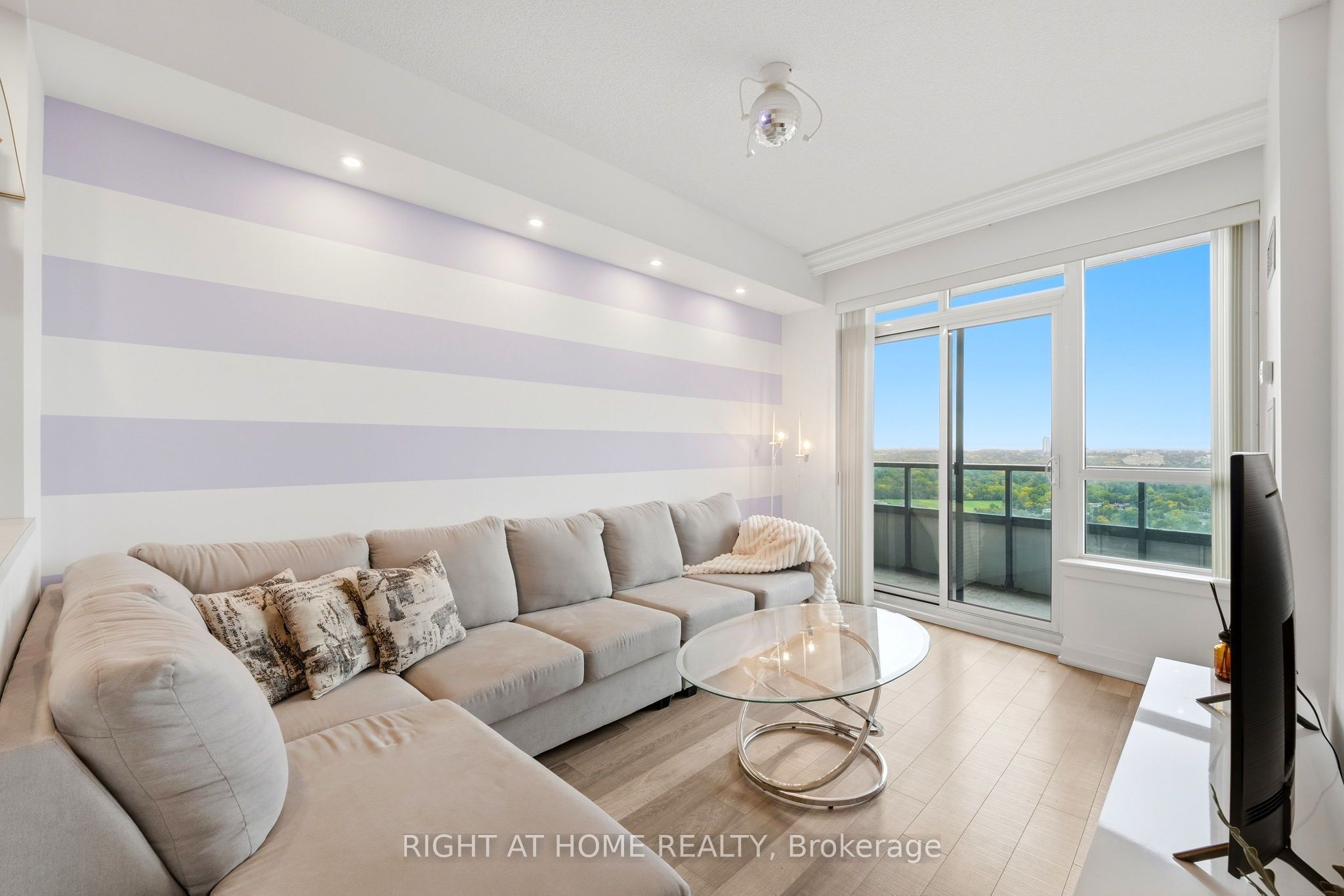 7171 Yonge Street 1702