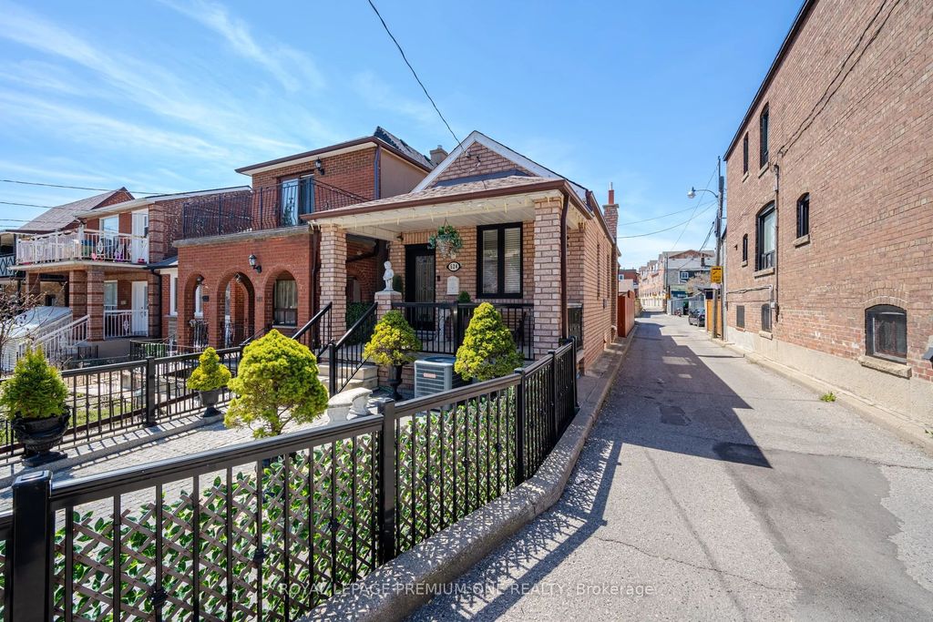 Photo of 524 Salem Avenue N, Toronto, ON M6H 3E1 (MLS # W12406347)