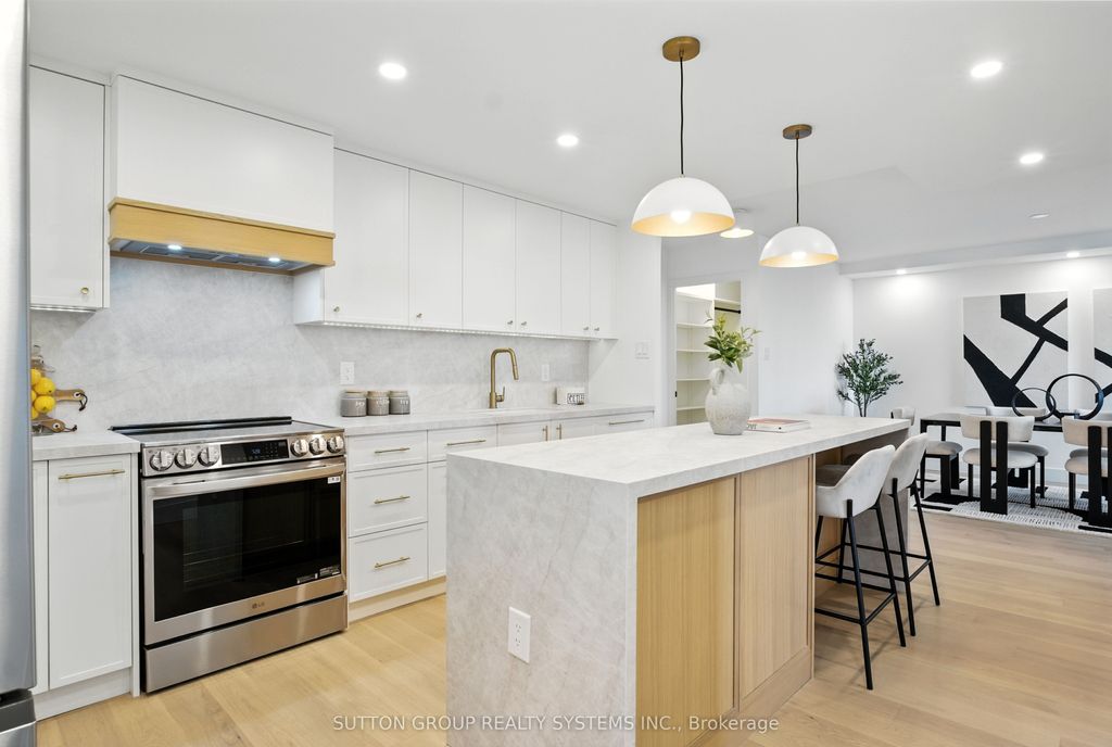 Photo of 812 Burnhamthorpe Road #907, Toronto, ON M6S 3N4 (MLS # W12385995)