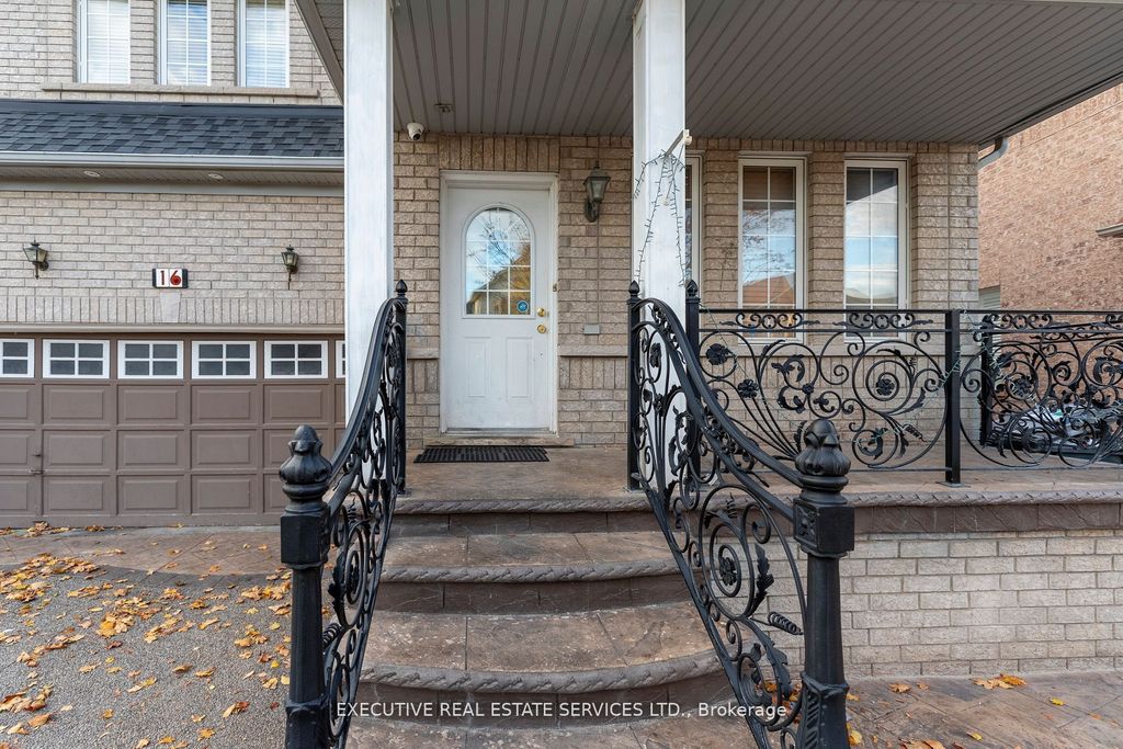 Photo of 16 Sandway Drive, Brampton, ON L7A 2T9 (MLS # W12654490)