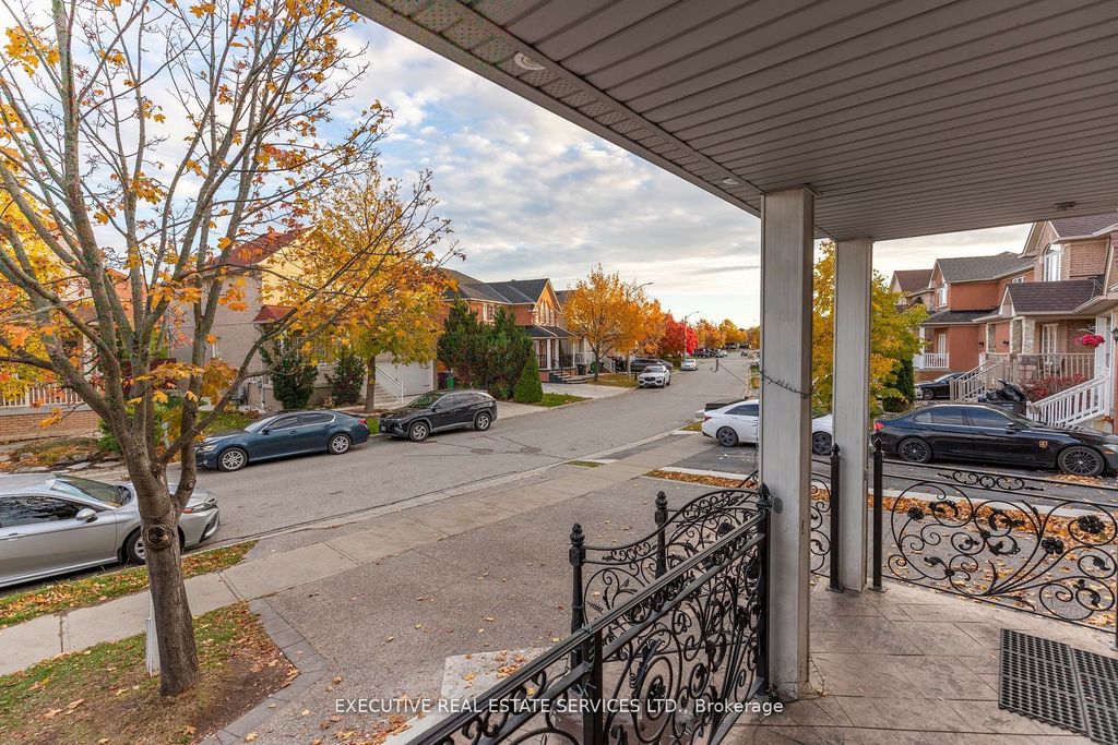 Photo of 16 Sandway Drive, Brampton, ON L7A 2T9 (MLS # W12654490)