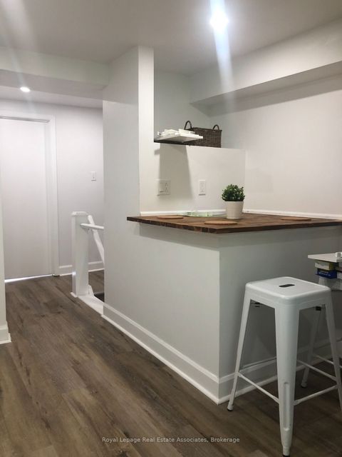 2283 Dundas Street W Toronto ON M6R 1X6