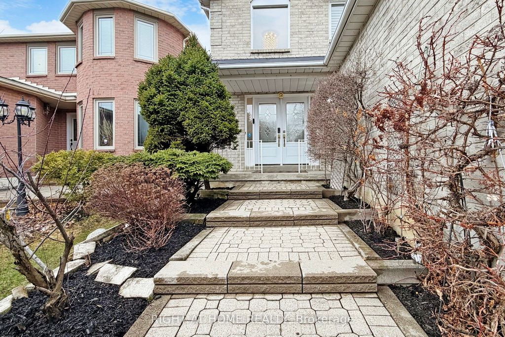 Photo of 5301 Heritage Hills Boulevard, Mississauga, ON L5R 2J8 (MLS # W13079226)