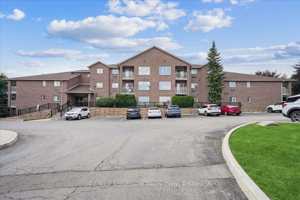 Photo of 3050 Pinemeadow Drive #62, Burlington, ON L7M 3X5 (MLS # W13077238)