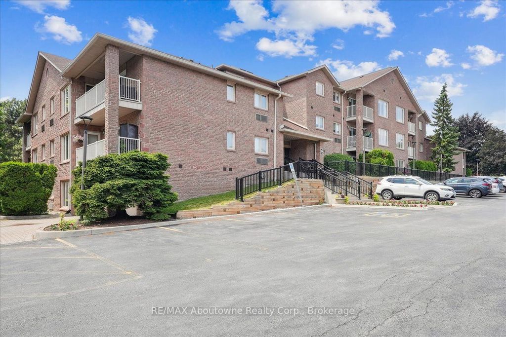 Photo of 3050 Pinemeadow Drive #62, Burlington, ON L7M 3X5 (MLS # W13077238)
