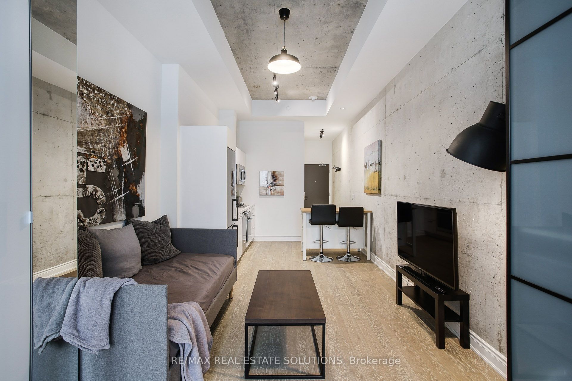 608 Richmond Street W 210