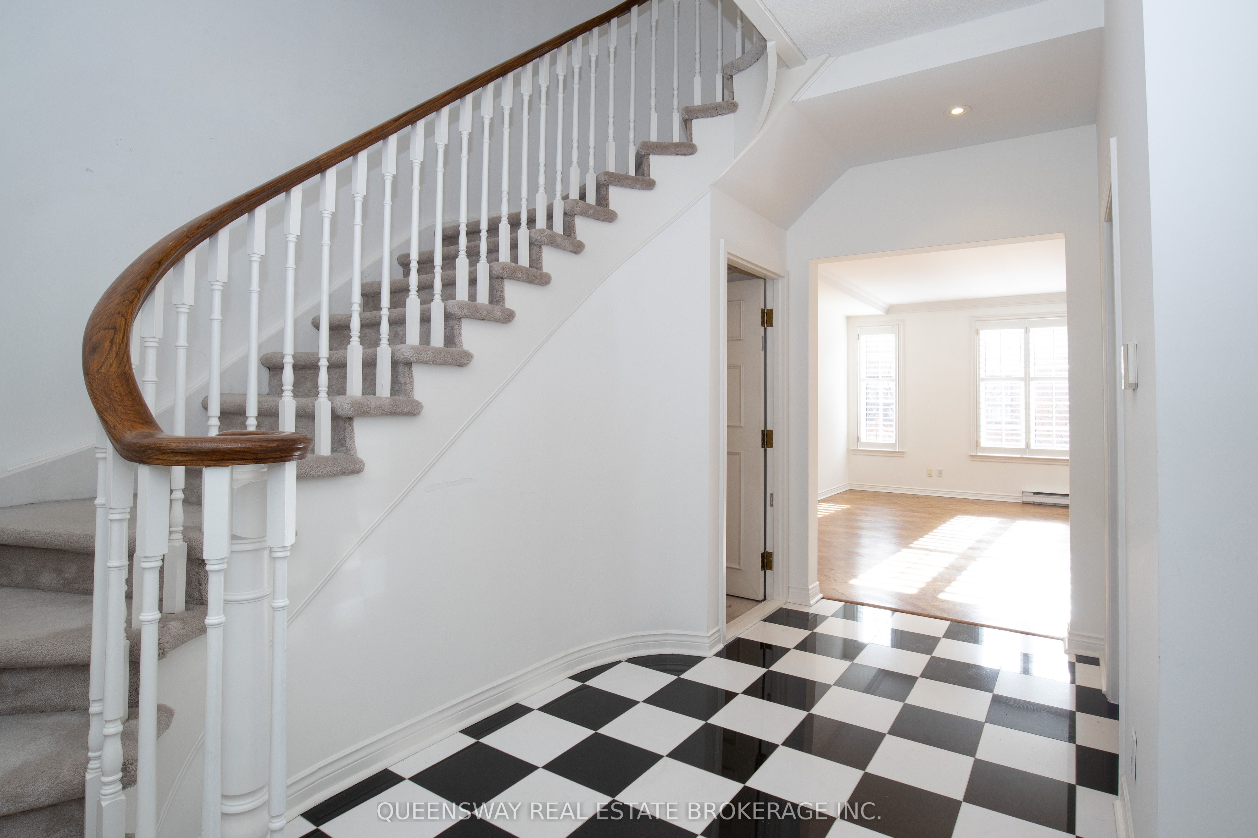 2289 Lakeshore Boulevard 129