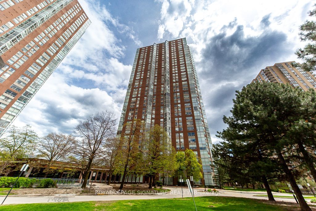 Photo of 5 Concorde Place #510, Toronto, ON M3C 3M8 (MLS # C13119278)