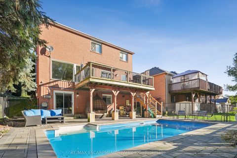 7 Birchway Place Halton Hills ON L7J 2X4