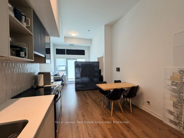 405 Dundas Street W 114
