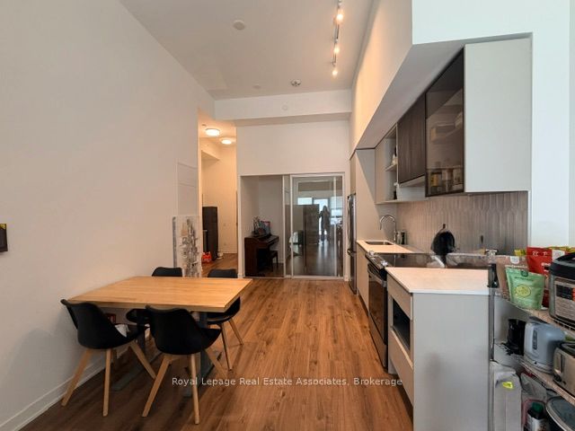 405 Dundas Street W 114