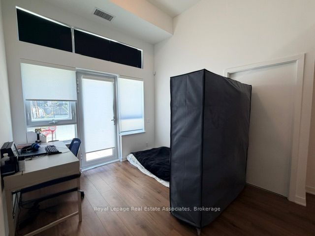 405 Dundas Street W 114
