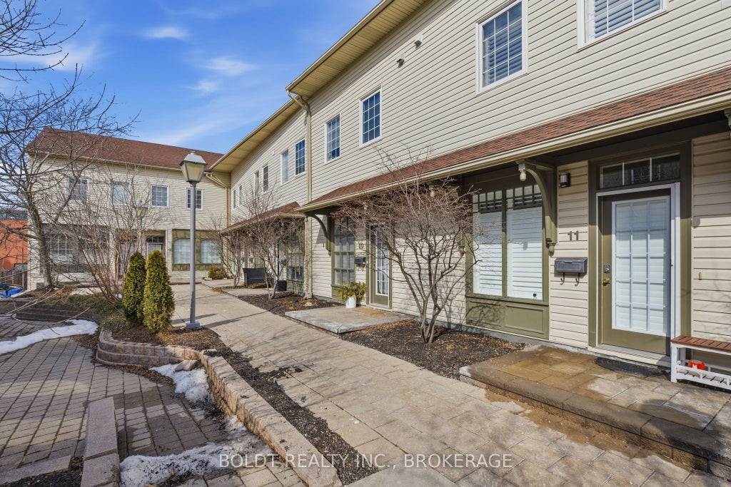 Photo of 49 ONTARIO Street #8, Grimsby, ON L3M 3H2 (MLS # X13509874)