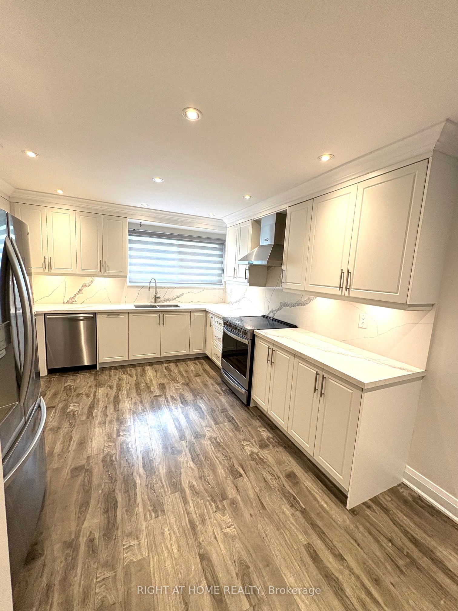 5473 SCHUELLER CRES Crescent