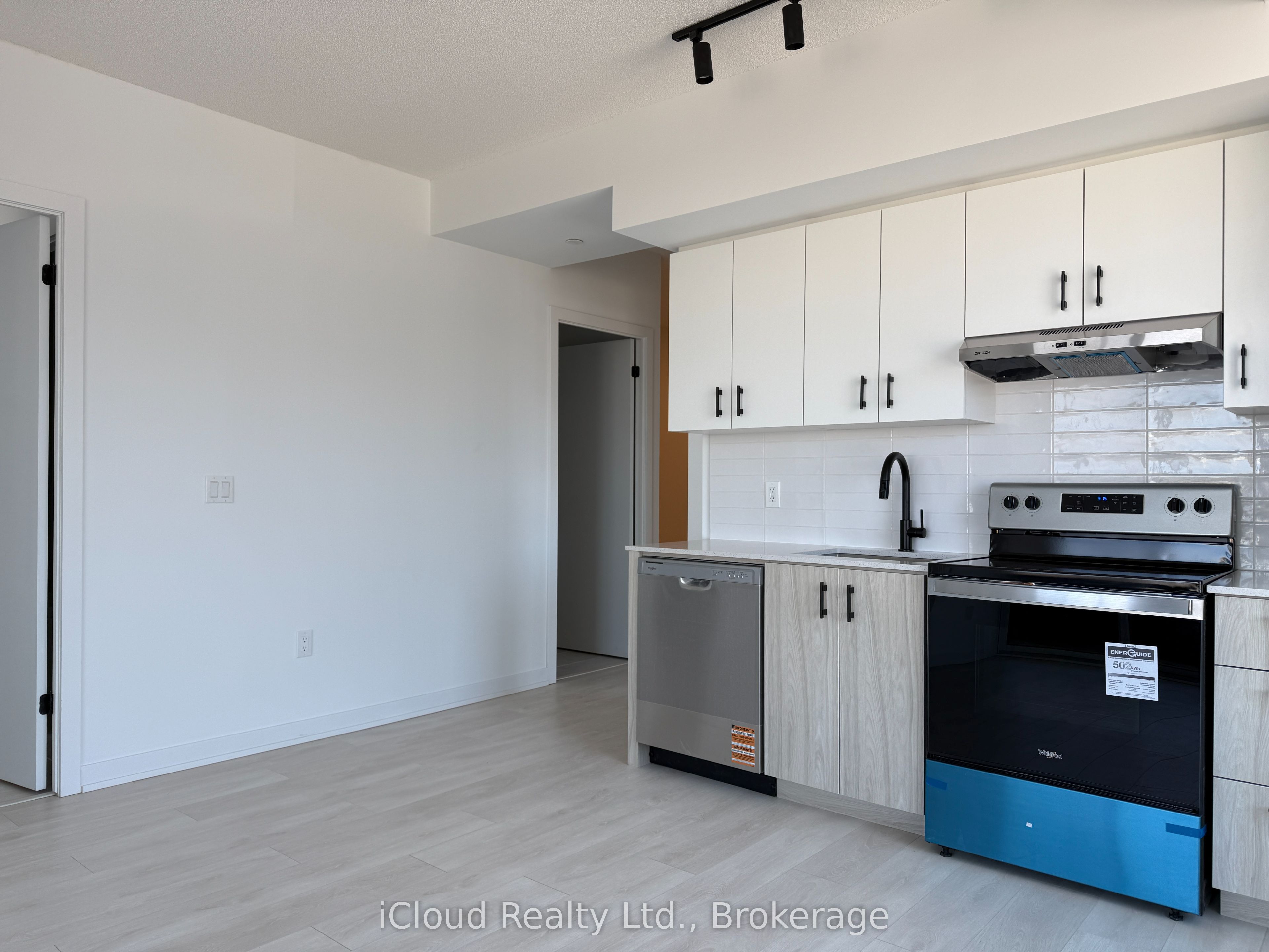 4878 Powers Common 211