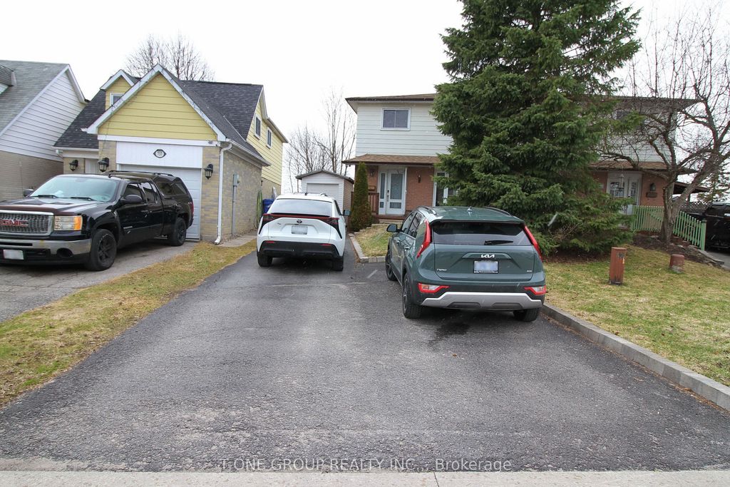 Photo of 739 Pam Crescent, Newmarket, ON L3Y 5B7 (MLS # N12977754)