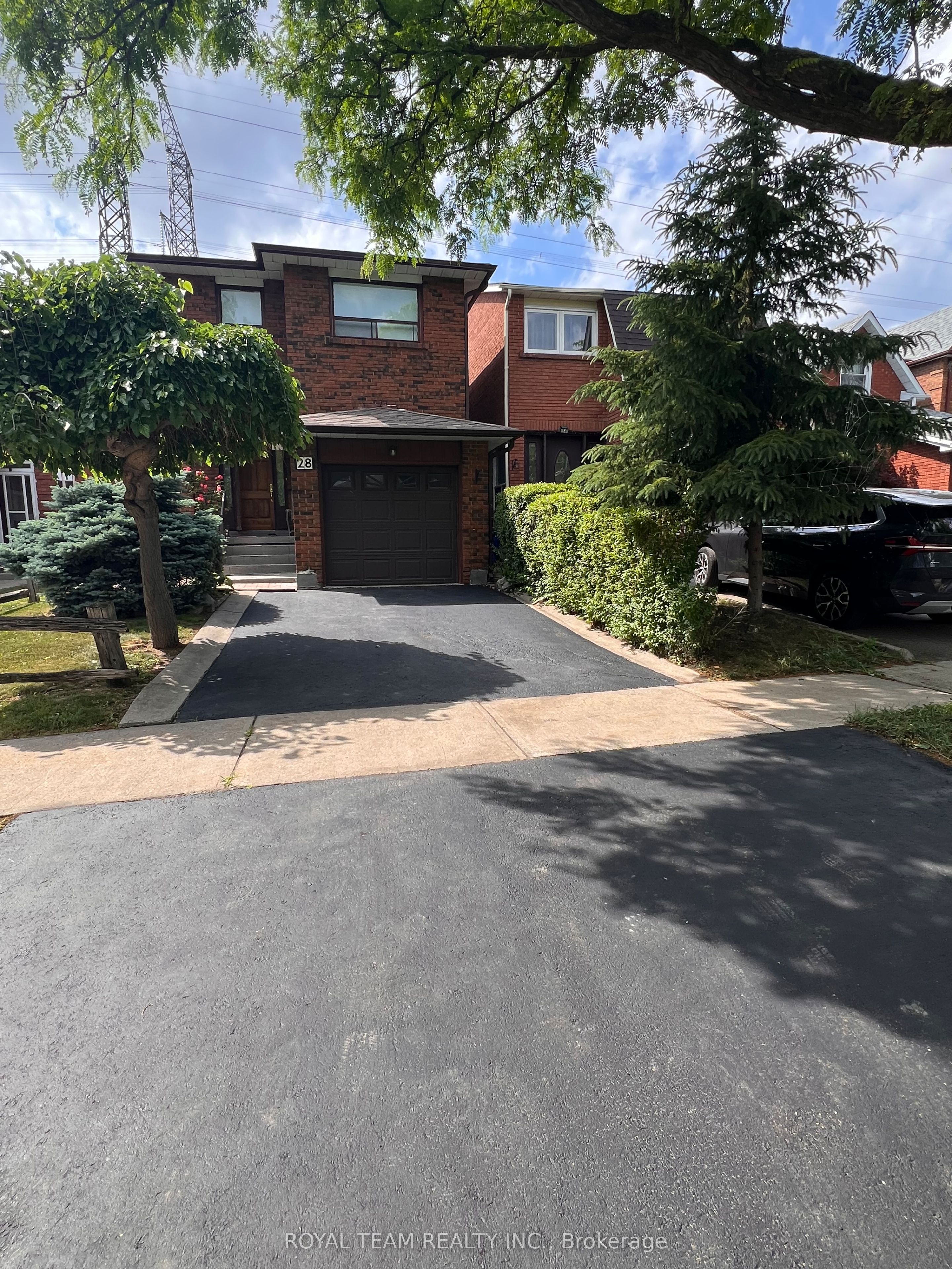 Photo 1 of 14 — 28 Oakmount Crescent, Vaughan, ON L4K 2C3