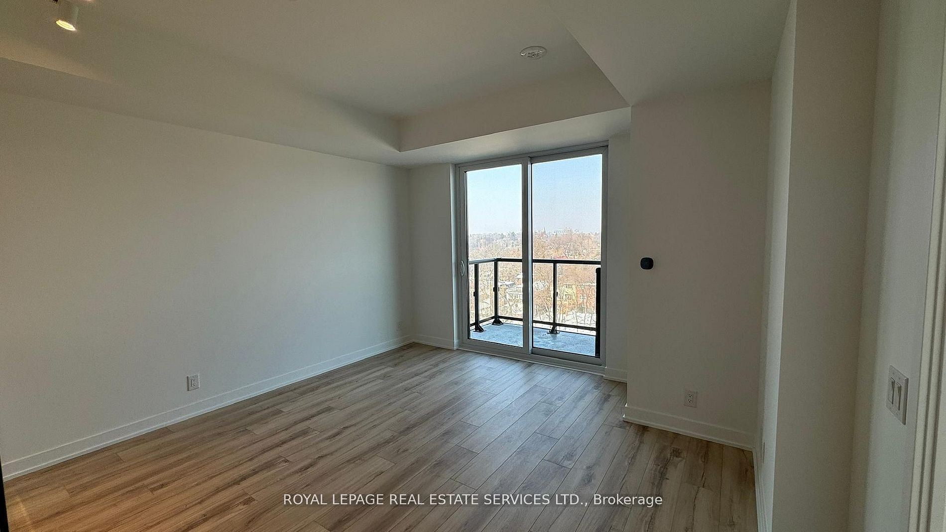 1660 Bloor Street W 401