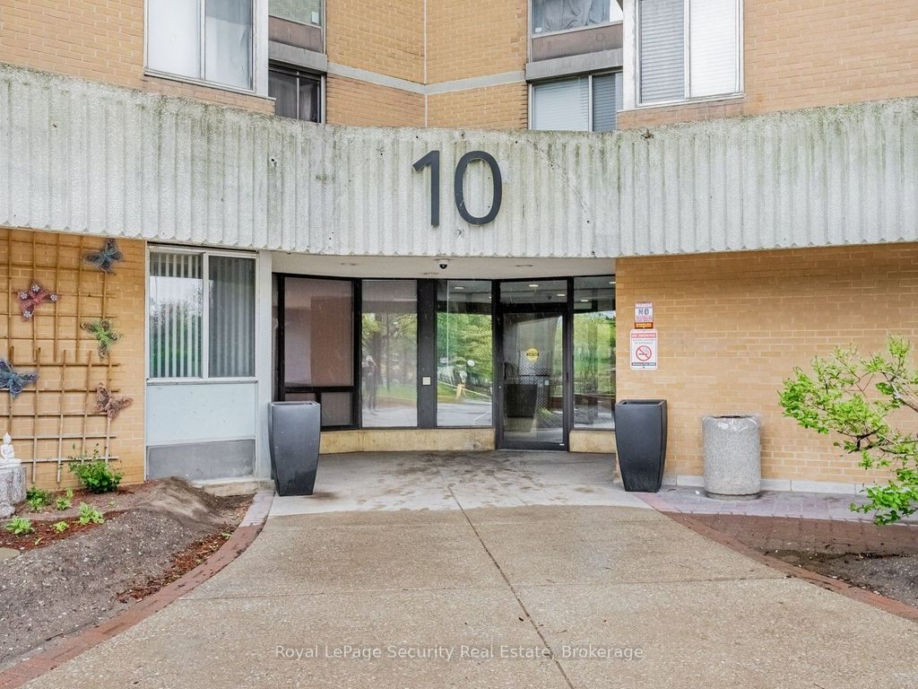 Photo of 10 Martha Eaton Way #1702, Toronto, ON M6M 5B3 (MLS # W13456782)