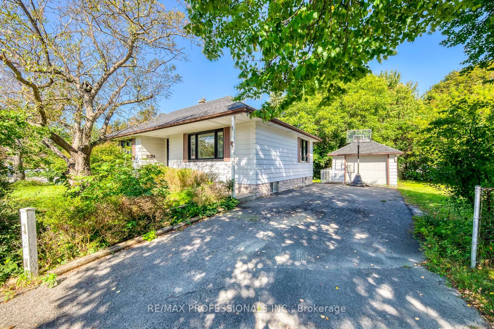 37 Mclaughlin Road N