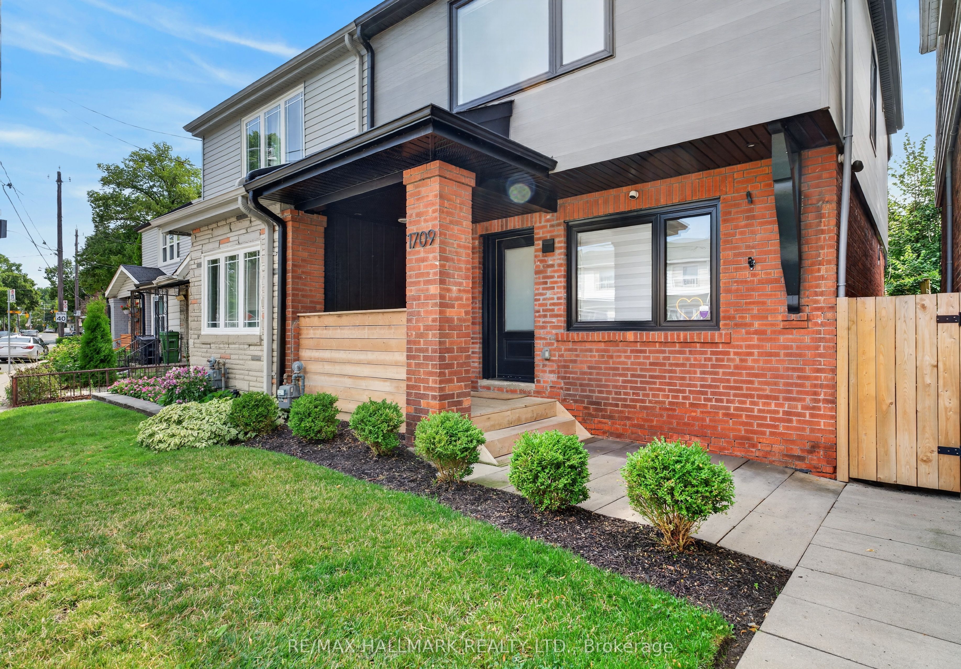 1709 Dundas Street E