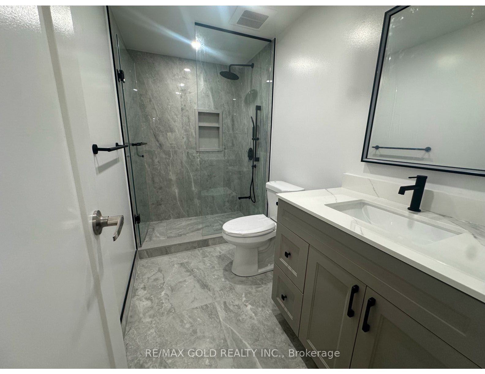 18 Hullen Crescent Lower level