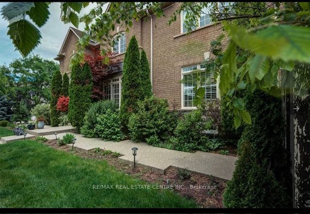 87 Great Lakes Boulevard