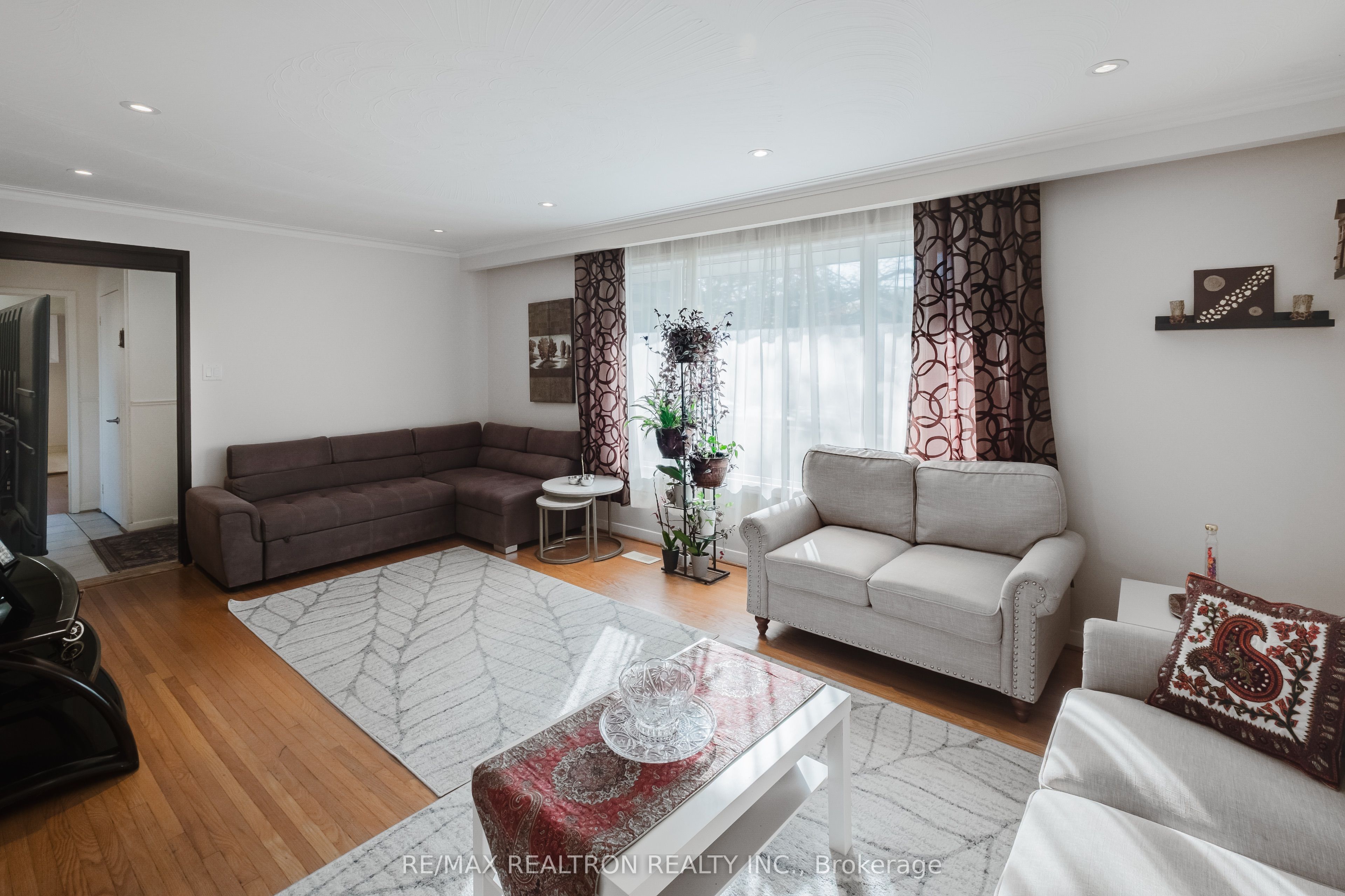 92 Bond Crescent