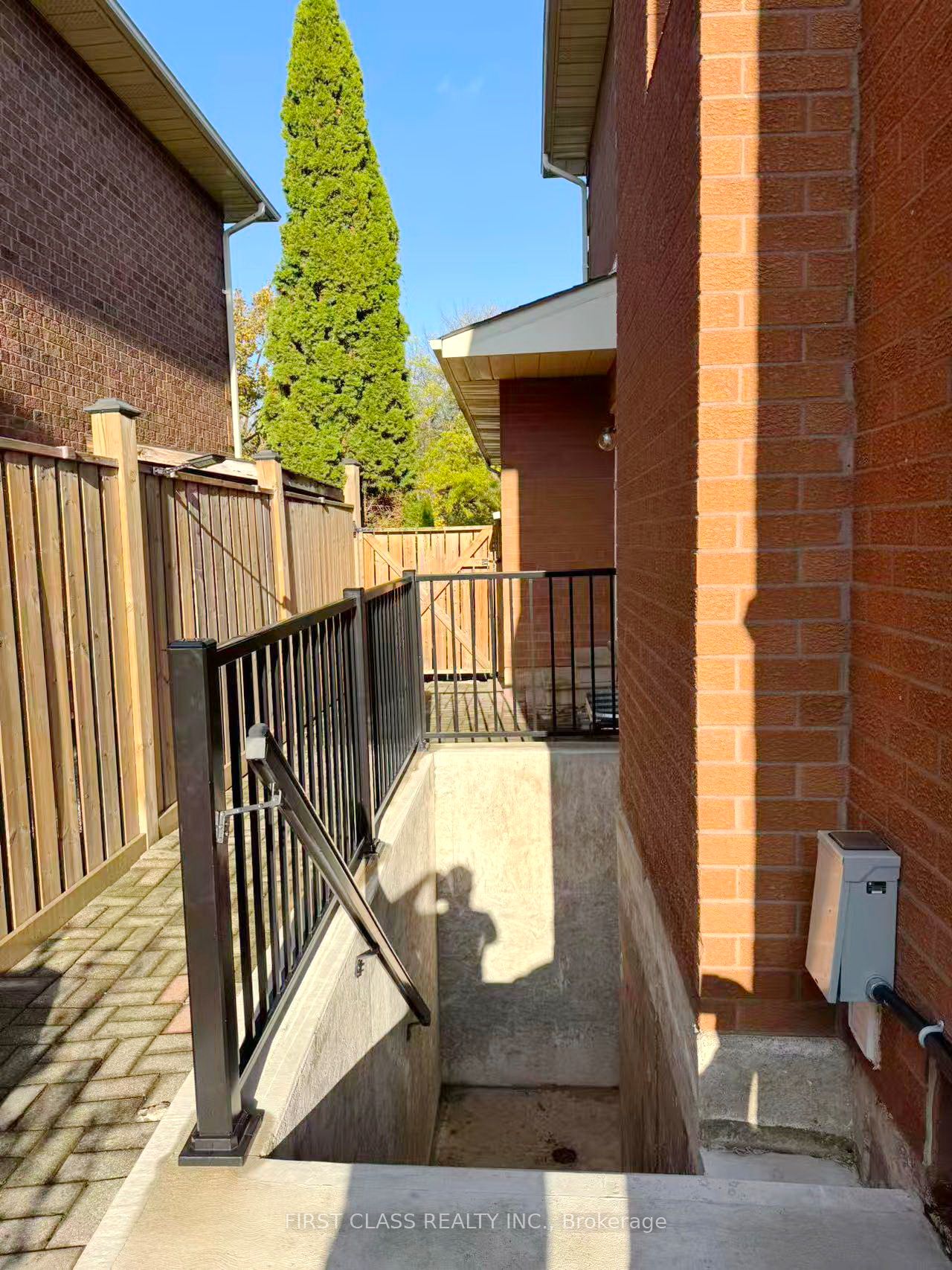 1200 RUSHBROOKE Drive Lower