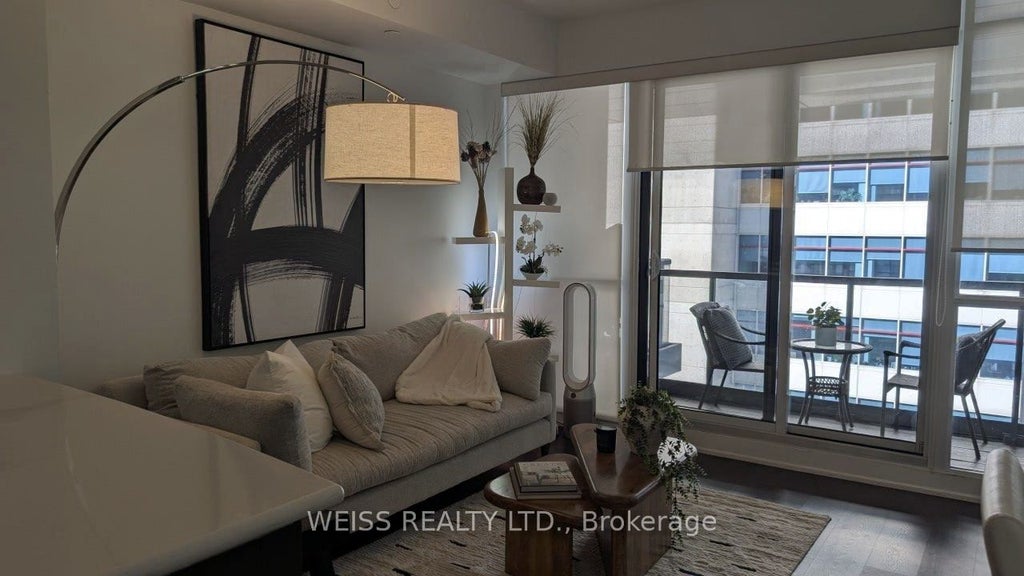 Photo of 30 Roehampton Avenue #609, Toronto, ON M4P 0B9 (MLS # C14132810)