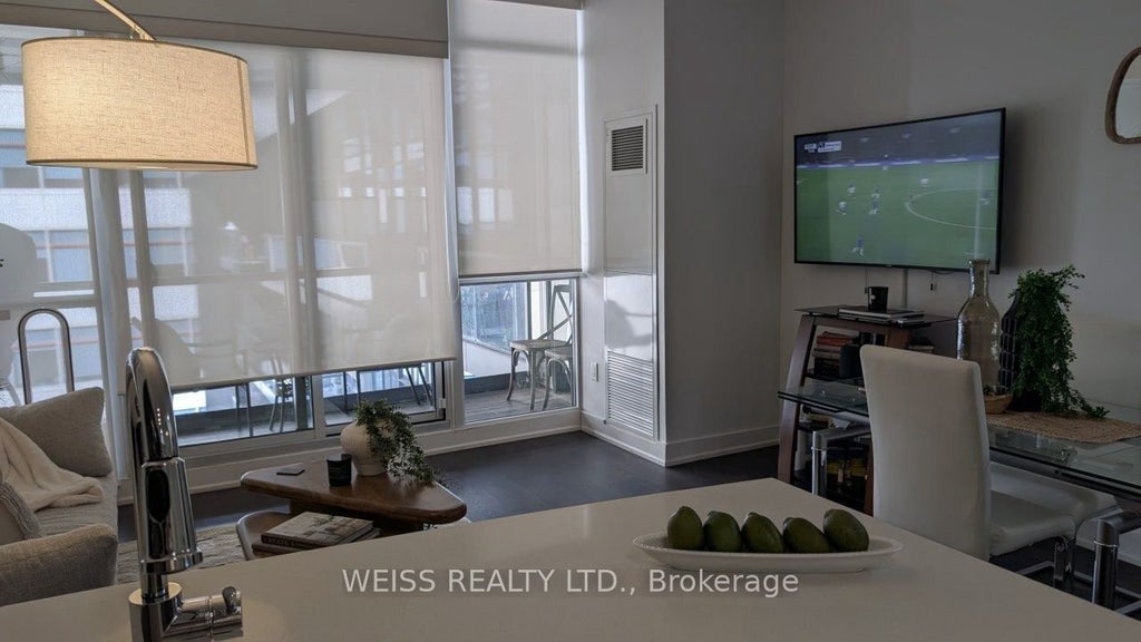 Photo of 30 Roehampton Avenue #609, Toronto, ON M4P 0B9 (MLS # C14132810)